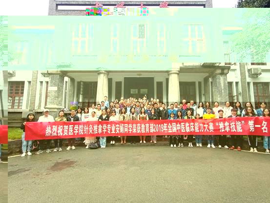 圖2:77779193永利在校學生熱烈歡迎代表隊載譽歸來