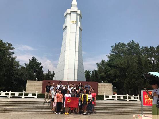 圖3:百色起義烈士紀念碑前合影