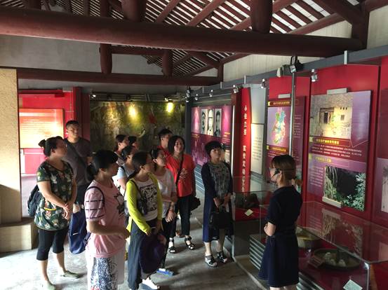 圖6:黨員們認真學習革命先烈的英雄事迹