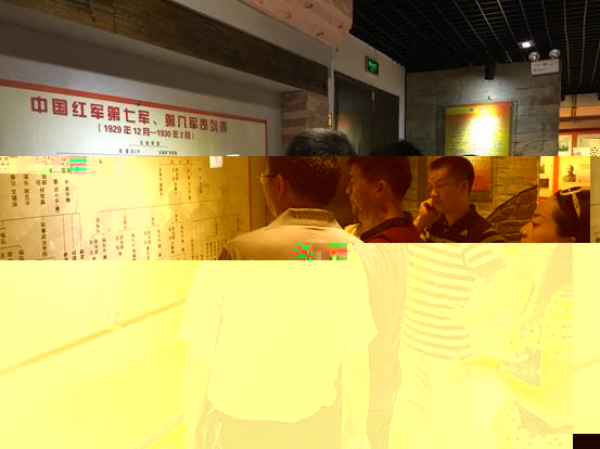 圖8:黨員們認真學習革命先烈的英雄事迹